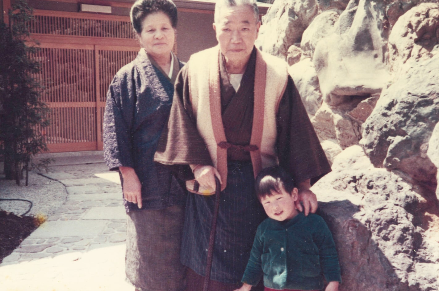 Kunizo Ikeguchi (middle), the offspring of the Heian period swordsmith Sanjo Kokaji Munechika, and Tomie Iseki (left) from the Iseki family. The bottom right is Tomohiro Ikeguchi, the 2nd generation head of Sahari.